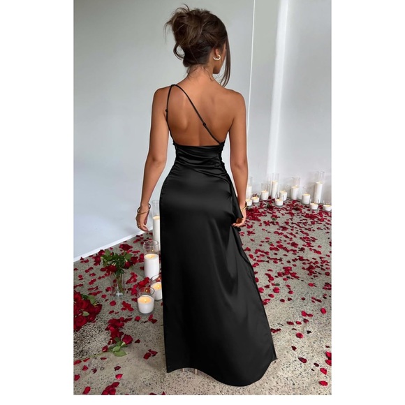 Elegant Black One-Shoulder Dress - Picture 2 of 5